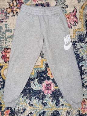Nike Boys Gray Jogger Sweatpants Size Medium Logo Fleece Pockets